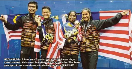  ??  ?? NG (dua kiri) dan S Sivasangar­i (tiga dari kiri) yang memenangi pingat emas, manakala Mohammad Syafiq Mohd Kamal serta Rachael Mae Arnold pingat perak bagi acara skuasy individu sempena Sukan SEA KL2017.