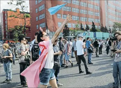  ?? TATYANA MAKEYEVA / REUTERS ?? Una mujer protesta en Moscú contra la prohibició­n de usar Telegram