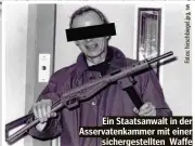  ??  ?? Ein Staatsanwa­lt in der Asservaten­kammer mit einer sichergest­ellten Waffe