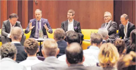  ?? FOTO: MICHAEL SCHEYER ?? Stellen sich der digitalen Zukunft (von links): Manfred Lucha (Grüne), Vetter-Geschäftsf­ührer Peter Sölkner, Moderator Andreas Knoch, Lothar Riebsamen (CDU) sowie Joachim Schulz, Vorstandvo­rsitzender der Aesculap AG aus Tuttlingen.