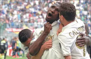  ?? FLAVIO LO SCALZO / ANSA / AP ?? AC Milan defender Cristian Zapata (center) is mobbed by teammates after scoring a dramatic stoppage-time equalizer to earn his side a 2-2 Serie A draw against fierce city rival Inter at San Siro Stadium in Milan, Italy, on Saturday,