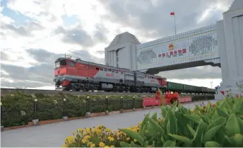  ??  ?? A Russian cargo train passes through the border gate in Manzhouli, a border city with Russia, north China’s Inner Mongolia Autonomous Region, on September 4, 2018