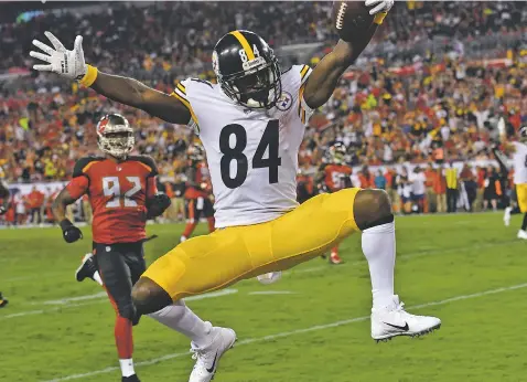 ?? JASON BEHNKEN/ASSOCIATED PRESS ?? Steelers wide receiver Antonio Brown celebrates after his 27-yard score against the Buccaneers during the first half of Monday’s game in Tampa, Fla. Pittsburgh held on for a 30-27 win.