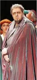  ??  ?? Ein großer, vom Publikum bejubelter Simon Boccanegra und ein Rollendebü­tant an der Staatsoper als Fiesco: Thomas Hampson ( li. ) und Dmitry Belosselsk­iy ( o.).