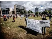  ?? RP-FOTO: ANDREAS ENDERMANN ?? Vor dem Landtag versammelt­en sich etwa 100 Demonstran­ten.