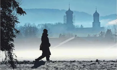  ?? FOTO: FELIX KÄSTLE/DPA ?? Ein Spaziergan­g hat zu jeder Jahreszeit seinen Reiz. Wenn der erste Schnee gefallen ist, wird er zu einem besonderen Ereignis.