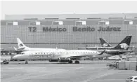  ??  ?? Daño económico. Aeroméxico reportó una pérdida de mil 71 millones en dos días; cayó 6.4% el valor de sus acciones.