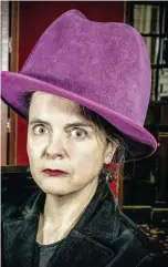  ??  ?? La grande Amélie Nothomb doit-être toujours faire plus d’efforts
que ses collègues auteurs hommes ? Question qui dérange...