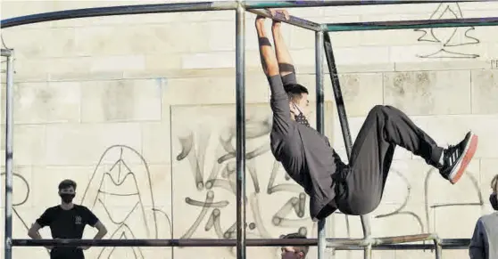  ?? A.J. GONZÁLEZ/CÓRDOBA ?? Jóvenes practican el parkour en un parque habilitado en Córdoba para esta modalidad de ejercicio al aire libre.