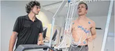  ?? FOTO: DPA ?? Kehrt der Dopingfors­chung endgültig den Rücken: Perikles Simon (li.), hier mit einem Studenten beim Laufband-Belastungs­test.