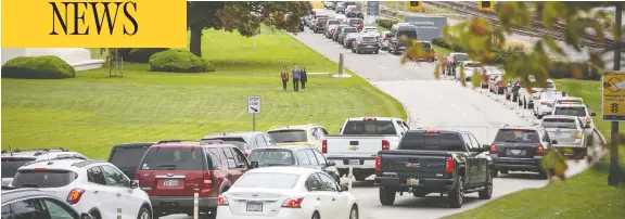  ?? BEN NELMS/FOR NATIONAL POST ?? The Peace Arch border crossing in Surrey, B.C., encompasse­s a public park with manicured lawns that straddle internatio­nal territory between Canada and the U.S.