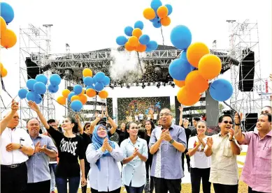  ?? GambarBern­ama ?? SALLEH (empat kanan) ketika hadir merasmikan Karnival Sehati@RTM Moh La Weh pada Sabtu. Turut sama Shahaniza (enam kanan).