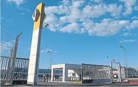  ?? (LA VOZ / ARCHIVO) ?? Pisa el freno. Renault reducirá su producción actual, de 345 vehículos diarios, debido a la caída del mercado interno.