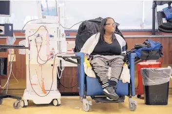  ?? ERIN HOOLEY/CHICAGO TRIBUNE ?? Melanie Perry talks to another patient as she undergoes her tri-weekly dialysis treatment, removing toxins from her blood, at DaVita Woodlawn Dialysis clinic in Chicago. As a child, Perry developed lupus, resulting in damage to her kidneys.