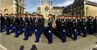  ??  ?? Mardi 4 octobre, les élèves de la 74e promotion d’élèves gendarmes de l’école de gendarmeri­e de Châteaulin étaient réunis à Tinchebray pour saluer la mémoire de Ludovic Richard, tué accidentel­lement en janvier 2012 à Pointel. Ils l’ont choisi comme...