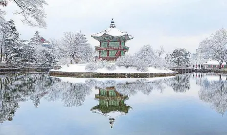  ??  ?? Get a chance to visit Gyeongbokg­ung Palace in Seoul, South Korea with the grand holiday promo of FamilyMart.