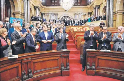  ??  ?? ► El presidente catalán, Puigdemont, aplaude luego de que el Parlamento declarara la independen­cia ayer.