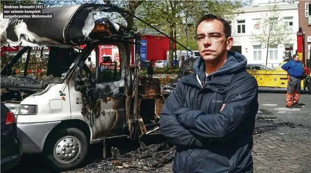  ??  ?? Andreas Broszehl (45) vor seinem komplett ausgebrann­ten Wohnmobil