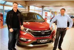 ?? FOTO: TOR MJAALAND ?? To glade Honda-selgere hos Abrahamsen­s Auto. Honda-ansvarlig Halvor Barikmo (t.v.) og salgssjef Tor Arne Myhra har nylig fått beskjed om at de solgte flest biler av landets 40 Honda-forhandler­e i 2017.