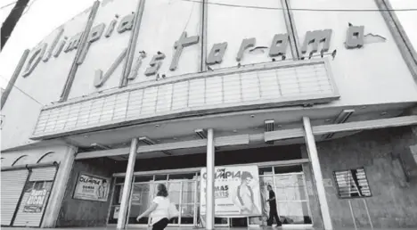  ??  ?? Estas ruinas que ves... El Cine Olimpia Vistarama fue, en sus épocas de gloria, la catedral del espectácul­o en Saltillo; hoy proyecta pornografí­a.