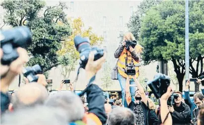  ?? MBar BcelaocB ?? Manifestac­ió de fotoperiod­istes que aixequen les càmeres en senyal de protesta