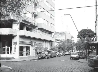  ?? AGENCIA CORONEL DORREGO ?? La antigua calle San Martín, a la altura del 700, en el año 1906 (izq.). A la derecha, una vista actual de la arteria con una impronta urbana testigo del desarrollo de estos años.