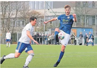  ?? FOTO: NIPKO ?? Malte Lütteke (r.) vom SC Erkelenz scheitert mit dem 1:0 gegen Eichersche­id, David Godlevski trifft aber später für die Blauen.