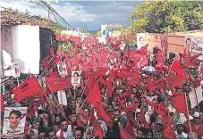  ??  ?? Compañía. Multitud de seguidores acompañaro­n a Xiomara Castro un día antes del silencio electoral.