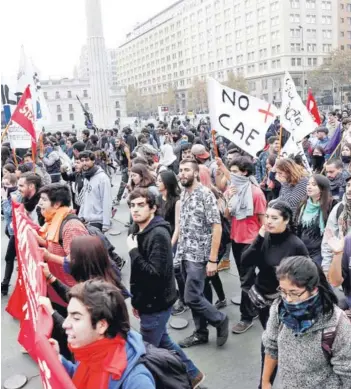  ??  ?? ► En marzo de 2017, miles de estudiante­s marcharon pidiendo terminar el CAE.