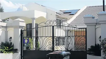  ?? /THULANI MBELE ?? The owner of this house says he has paid for the work done on it, which included fitting windows, four years ago.