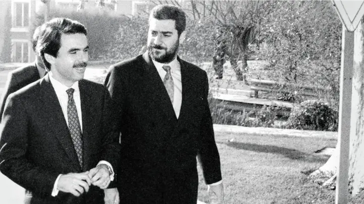  ?? EFE ?? En Moncloa. En diciembre de 1995, José María Aznar sale de entrevista­rse con Felipe González, entonces presidente del Gobierno. Le acompaña Miguel Ángel Rodríguez