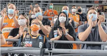  ?? FOTO: HORST HÖRGER ?? Beim Testspiel gegen Würzburg am Sonntag haben sich die Zuschaueri­nnen und Zuschauer sehr disziplini­ert gezeigt: Die Masken wurden auch am Platz getragen, obwohl nur etwas mehr als 1000 Menschen in der Halle waren.