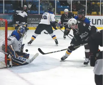  ?? - Collaborat­ion spéciale: Normand A. Léger ?? Le gardien des Aigles Bleus, Étienne Montpetit, bloque un lancer de Jake Coughler (86), des Huskies de l’Université Saint Mary’s.