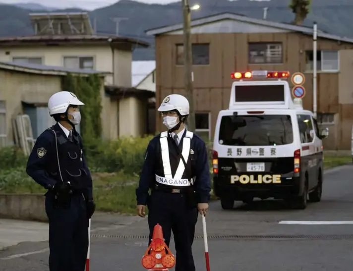  ?? ?? ► Agentes de policía haciendo guardia en una calle en Nakano, en el centro de Japón.