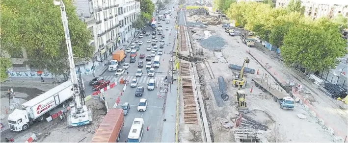  ?? MARIO QUINTEROS ?? En marcha. La zona de la obra a la altura de avenida San Juan, ayer. Se espera inaugurar la vía en un año. Habrá dos por mano para los vehículos de gran porte.