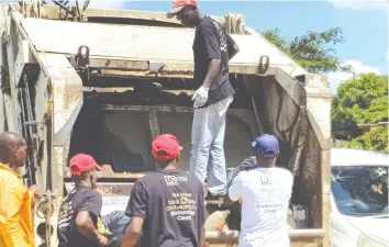  ??  ?? A ZCDC sponsored clean up exercise in Mutare city