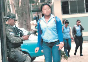  ?? FOTO: ALEX PÉREZ ?? La militariza­ción de algunos de los colegios más problemáti­cos comenzó desde el año pasado, luego de la muerte de varios estudiante­s a manos de criminales que se disputan territorio en la capital.