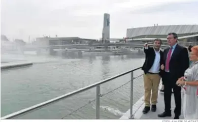  ?? FOTOS: JUAN CARLOS VÁZQUEZ ?? García Agüera enseña el lago a Espadas y a vecinos.