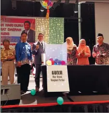 ??  ?? Lukanisman (third left) gives the thumbs-up to Subis District’s Teachers Day 2019 celebratio­n. Seen on his left is Seripah Azizah.