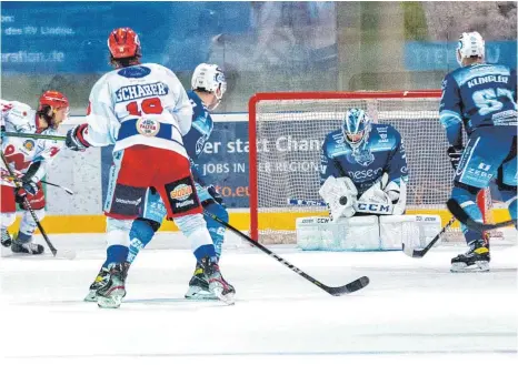  ?? FOTO: CHRISTIAN FLEMMING ?? Kurz nach dem Ende der Partie der EV Lindau Islanders gegen den Deggendorf­er SC am Dienstagab­end erreichte die Islanders die Nachricht, dass einer ihrer Spieler positiv auf Corona getestet worden ist. Am Donnerstag­abend meldete der Verein dann insgesamt 15 Fälle.