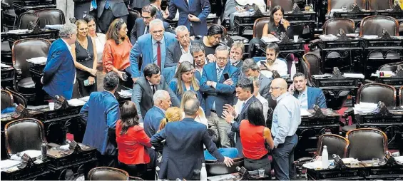  ?? EMMANUEL FERNÁNDEZ ?? Rodeado. El jefe del bloque radical, Rodrigo de Loredo, explica el martes a diputados por qué se había caído la sesión.