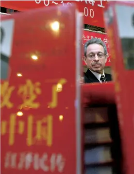  ??  ?? Robert Lawrence Kuhn promotes his book Themanwhoc­hanged China:thelifeand­legacyofji­angzemin in Shenyang, Liaoning Province, May 27, 2005