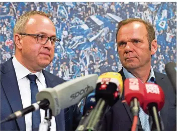  ?? FOTO: CHRISTIANS/DPA ?? Finanzvors­tand Frank Wettstein (links) und Bernd Hoffmann, der Aufsichtsr­ats-Chef der HSV Fußball AG, geben die Freistellu­ng des Vorstandsv­orsitzende­n Heribert Bruchhagen und des Sportchefs Jens Todt bekannt.