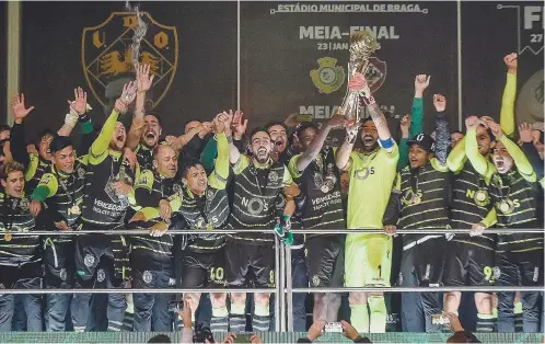  ??  ?? Sporting festejou em janeiro a conquista da Taça da Liga, continuand­o em mais três frentes