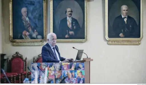  ?? JESÚS MARÍN ?? El pintor Luis Gonzalo durante su discurso en el salón de grados de la Facultad de Medicina de Cádiz.