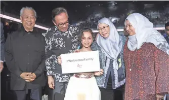  ?? — Gambar Bernama ?? TIMBALAN Perdana Menteri, Datuk Seri Dr. Wan Azizah Wan Ismail dan suami, Datuk Seri Anwar Ibrahim ketika bergambar bersama kanak-kanak pelarian Syria, Bana Al-Abed (tengah) pada Maher Zain Malaysia Tour 2019 di Axiata Arena. Turut bersama Menteri Dalam Negeri, Tan Sri Muhyiddin Yassin dan isteri, Puan Sri Norrainee Abdul Rahman.