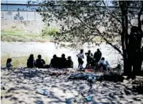  ?? ARCHIVO REY R. JÁUREGUI/ CUARTOSCUR­O.COM ?? Migrantes esperan cruzar a EU en el río Bravo