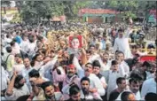  ?? DEEPAK GUPTA/HT PHOTO ?? Akhilesh Yadav’s supporters cheer for him outside the Samajwadi Party office in Lucknow on Monday.