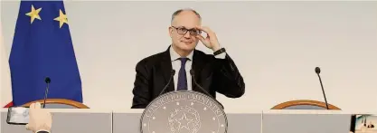  ??  ?? ANSA
Ministro. Roberto Gualtieri ha scritto ai capi dei suoi quattro dipartimen­ti al ministero dell’Economia initandoli a ridurre le presenze in ufficio per contenere al massimo il rischio contagio