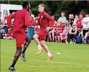  ??  ?? Der neue Erfurter Co-trainer Armin Friedrich (links) wertet die Luftaufnah­men der Vormittags­einheit aus. Am Nachmittag kommen rund  neugierige Fans zum öffentlich­en Training (rechts). Fotos: Marco Alles, Karina Heßland-wissel